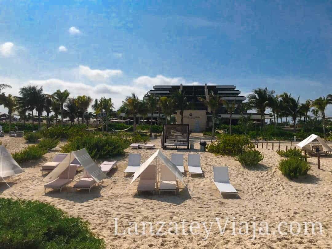 Zona de Camastros en la playa del Hotel Atelier en Playa Mujeres