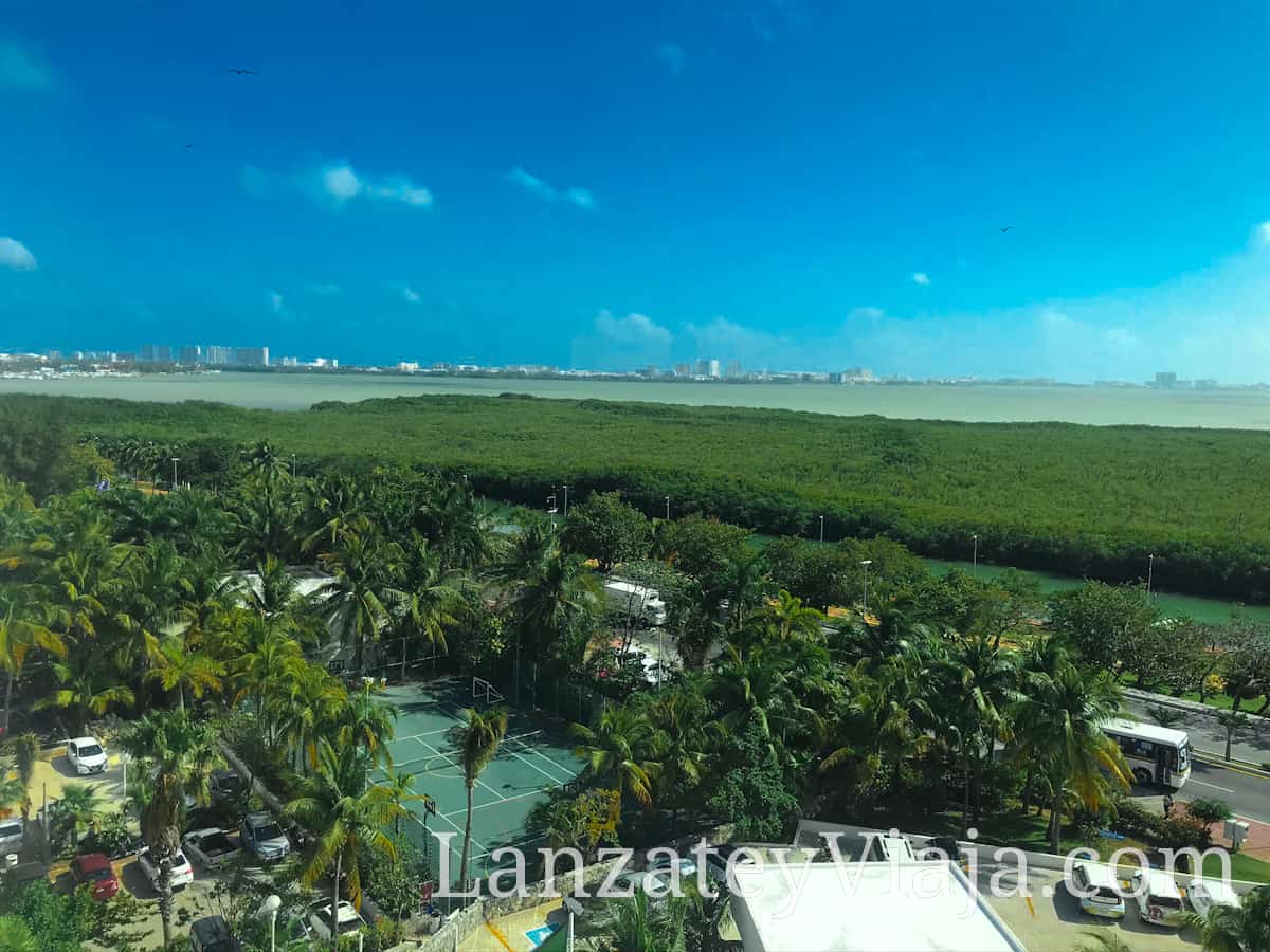 Vista Aérea de la Laguna Nichupte desde el Hotel Oasis Palm en Cancun