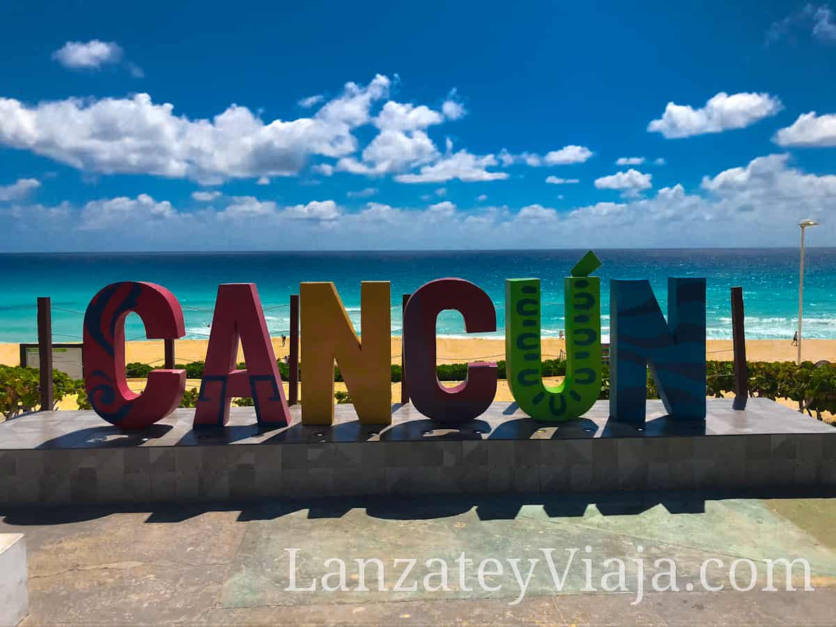 Letrero de playa Delfines en Cancun