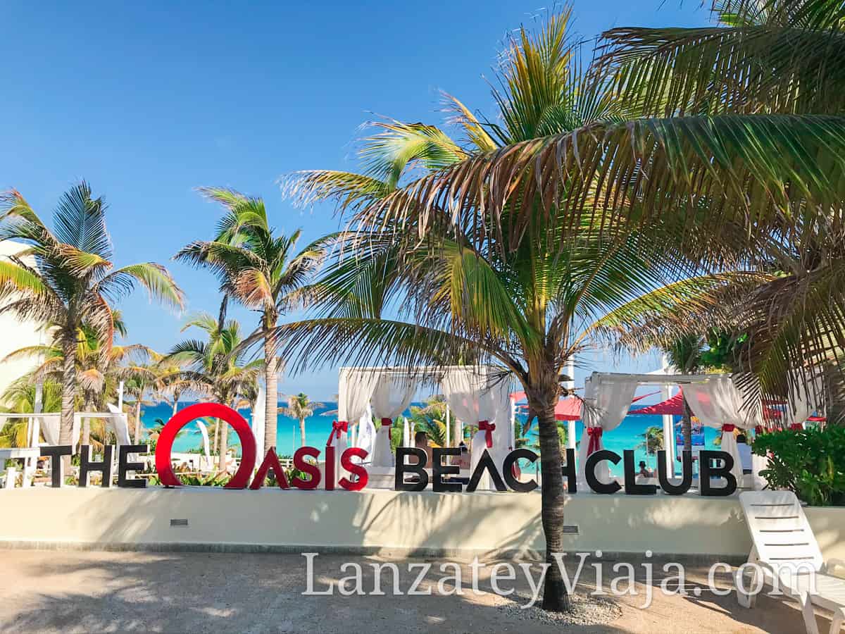 Entrada a la playa del Hotel Grand Oasis en Cancún