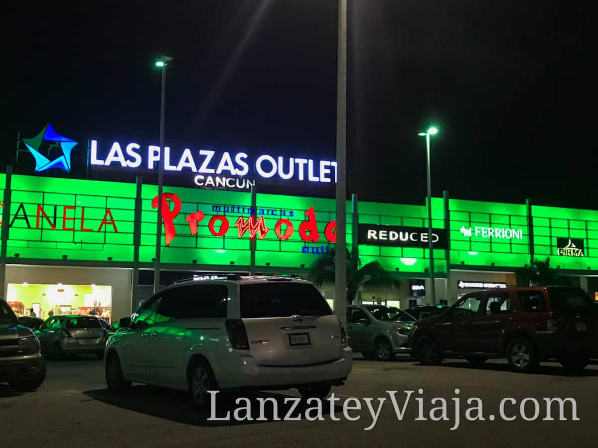 Las Plazas Outlet Cancun vistas desde el estacionamiento