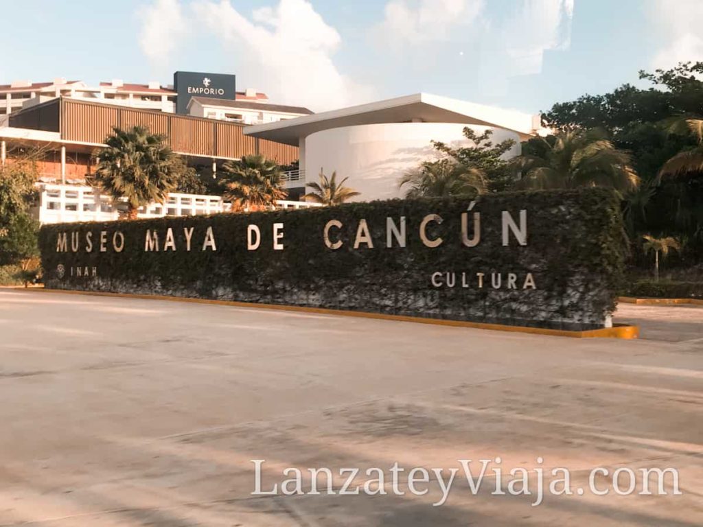 Fachada externa del museo Maya de Cancun