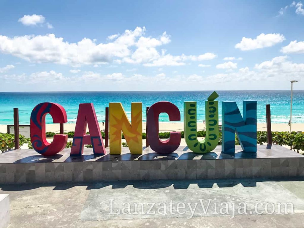 Vista hacia el letrero de Cancún en playa delfines