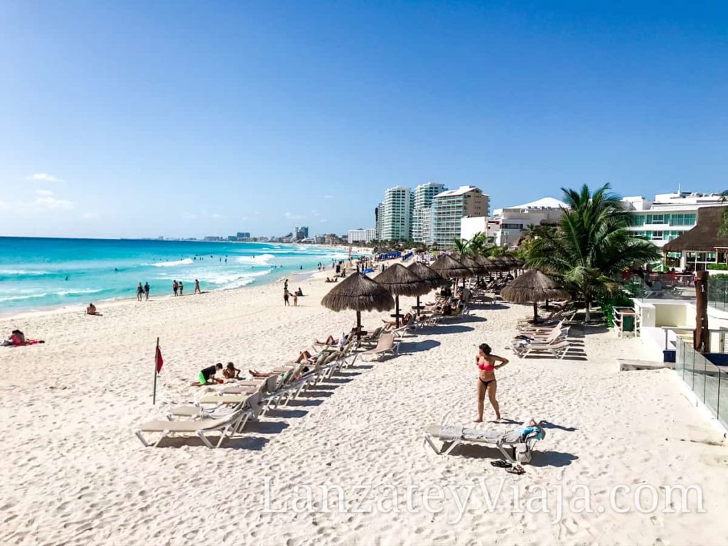 Vista a los camastros de Playa Forum Cancun