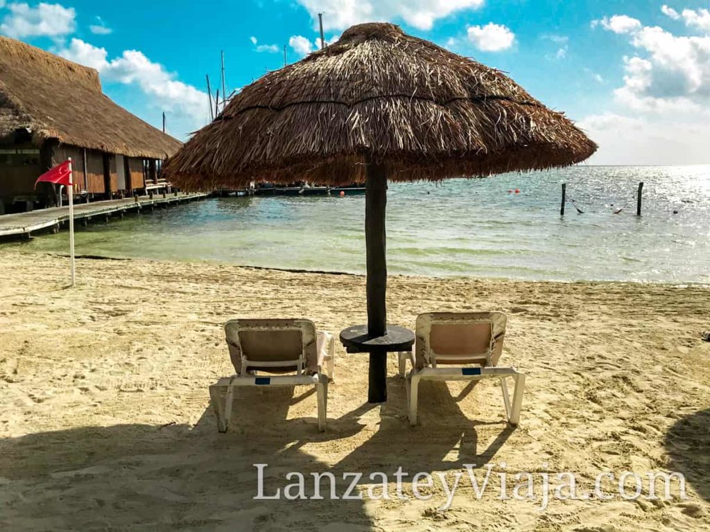 Palapa y asientos mirando hacia en mar en Playa Las Perlas Cancun