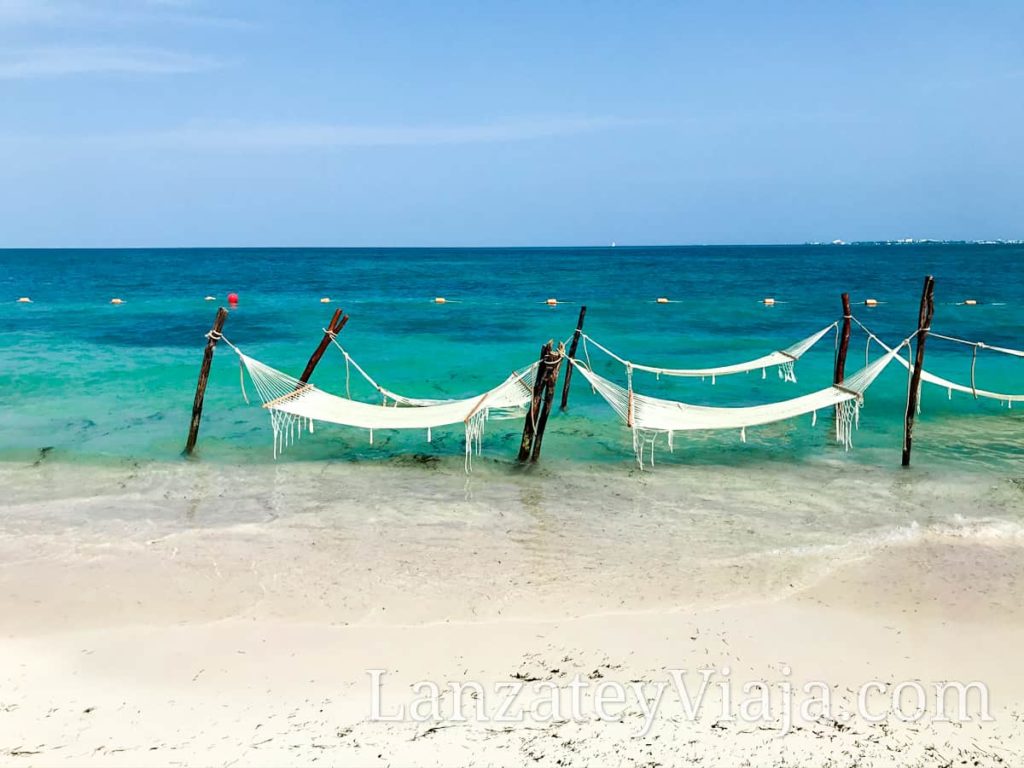 Hamacas sobre el mar de Playa Mujeres en Cancún