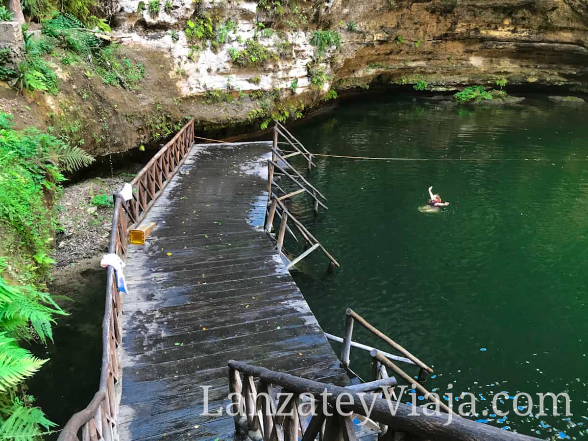 Puente hacia el Cenote Saamal en Cancun