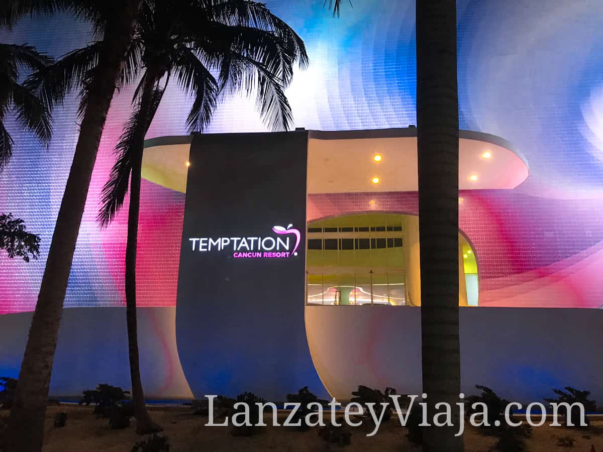 Fachada Externa del Hotel Temptation en Cancun