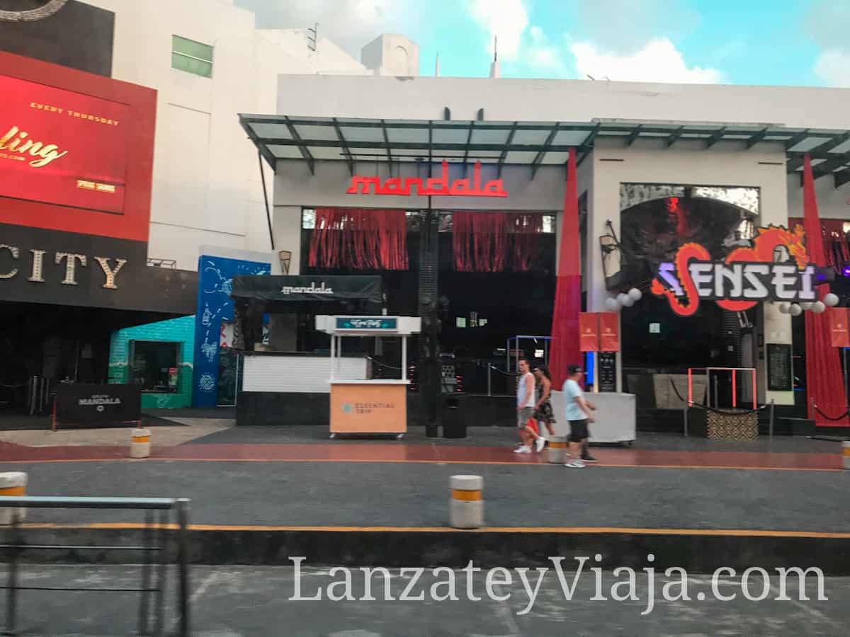 Fachada externa del Mandala Antro en Cancun