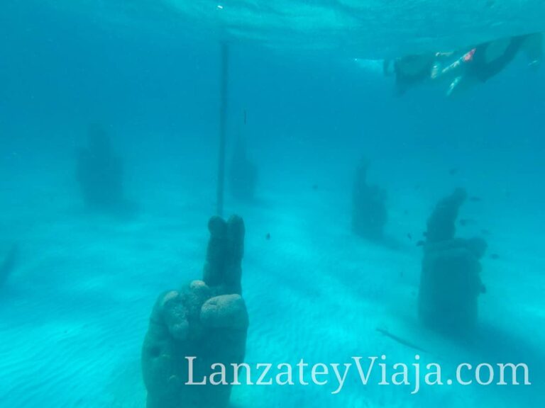 Estatuas bajo el mar del Museo Subacuatico de Arte en Isla Mujeres