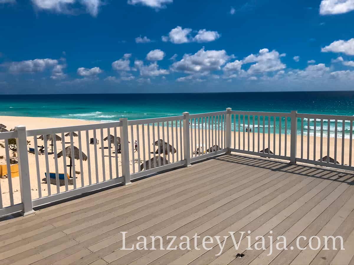 Vista al mar desde la terraza de Playa Delfines en Cancun