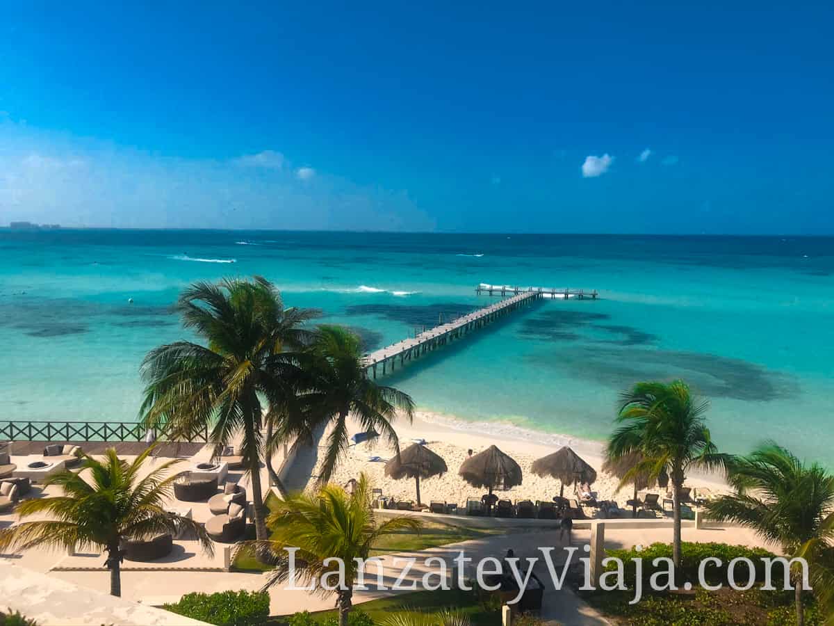 Vista Aérea de muelle en una playa de Cancun