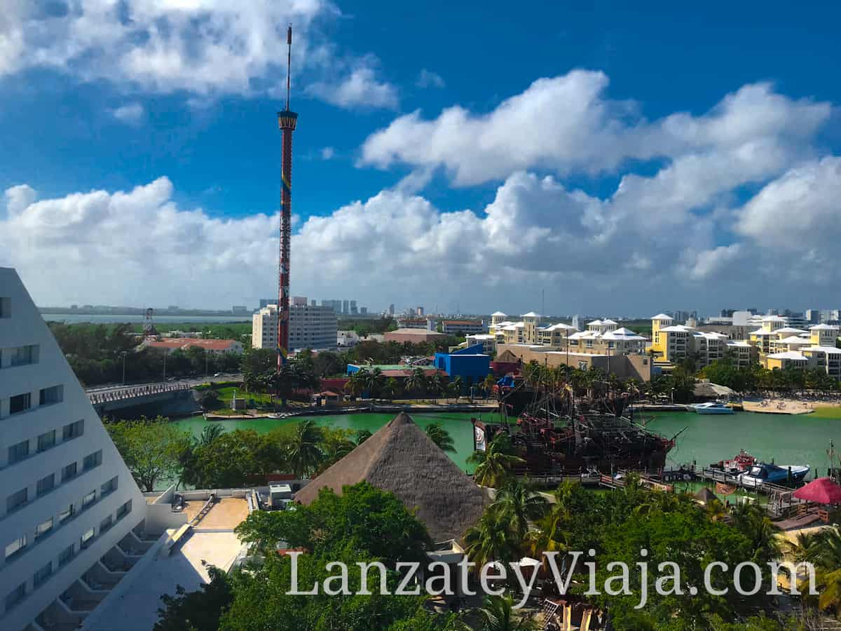 Vista Aerea hacia Torre Escenica en Cancún