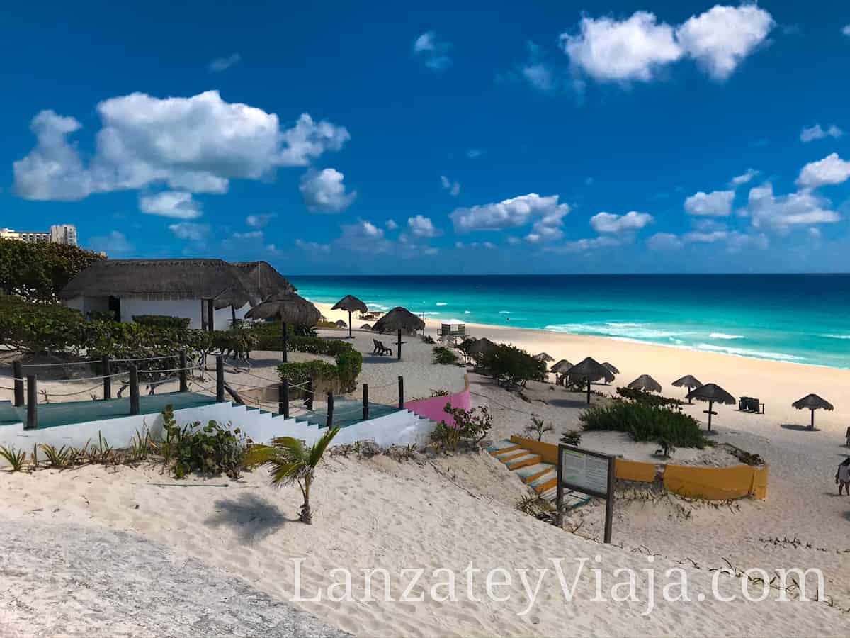 Terraza de playa Delfines en Cancun