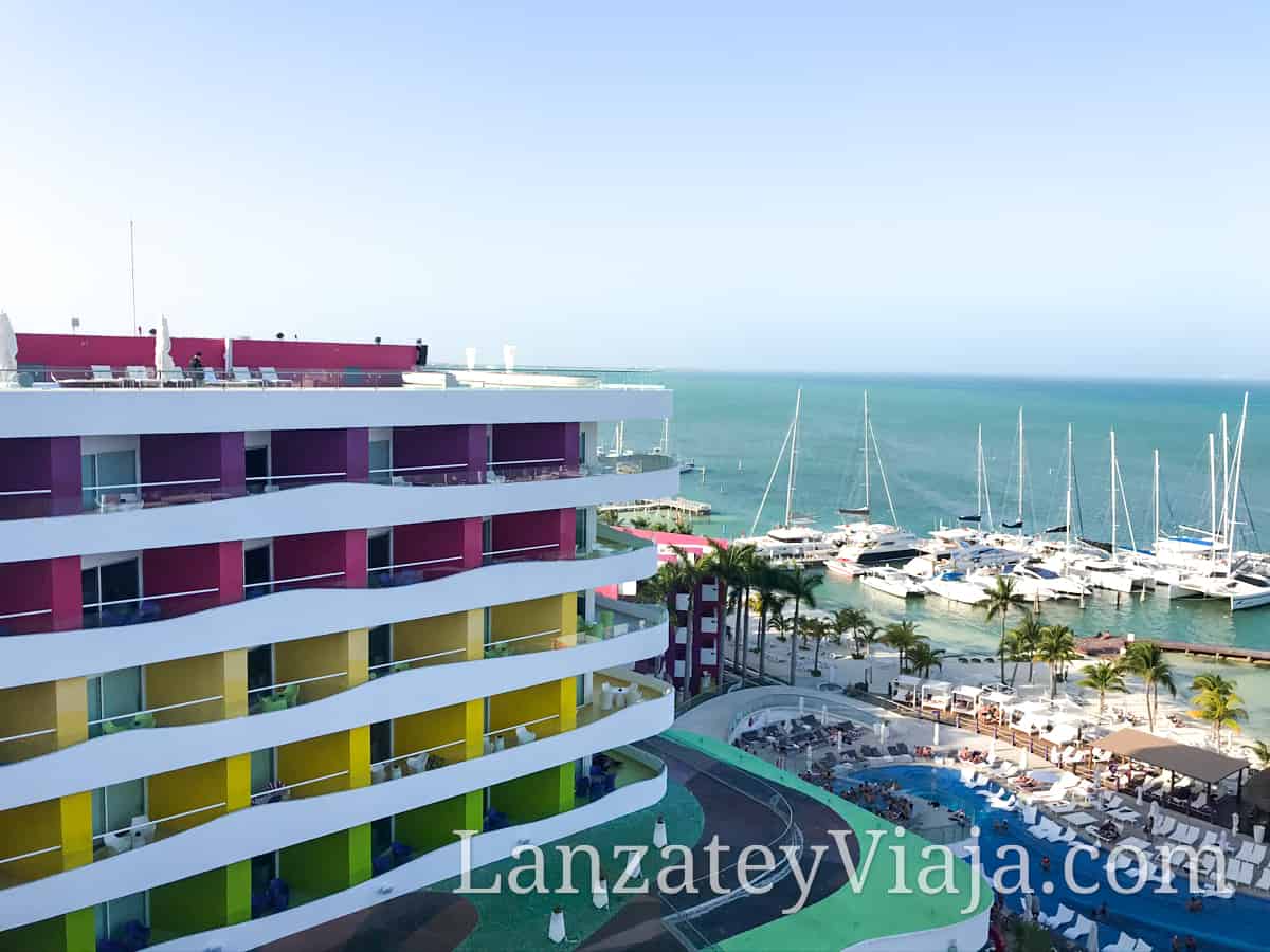 Vista al hotel Temptation Cancún desde una de las habitaciones superiores