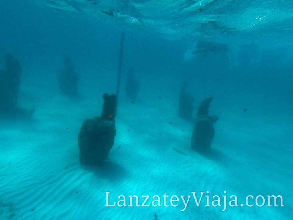 Estatuas bajo el mar del Museo Subacuatico de Arte en Isla Mujeres