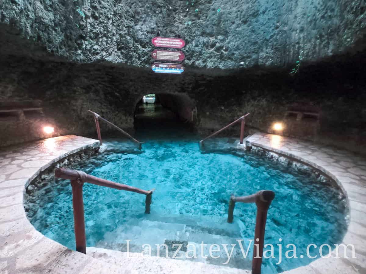 Vista a la entrada de uno de los ríos Subterráneos de Xcaret