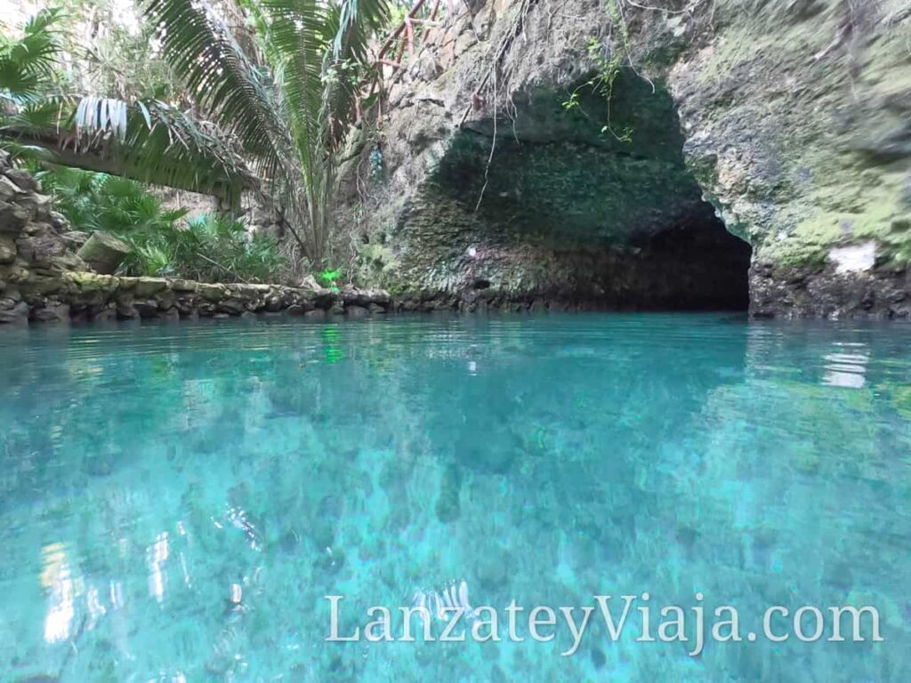 Caverna en el Parque Xcaret en Cancun