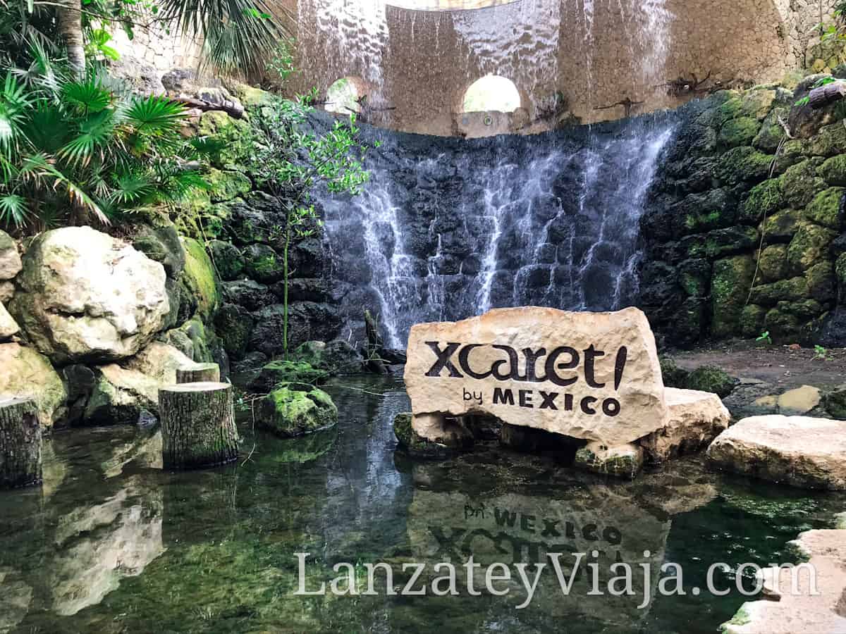 Cascada con letrero del Parque Xcaret