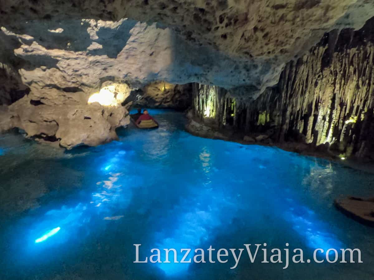 Canoas bajo las cavernas del Parque Xplor