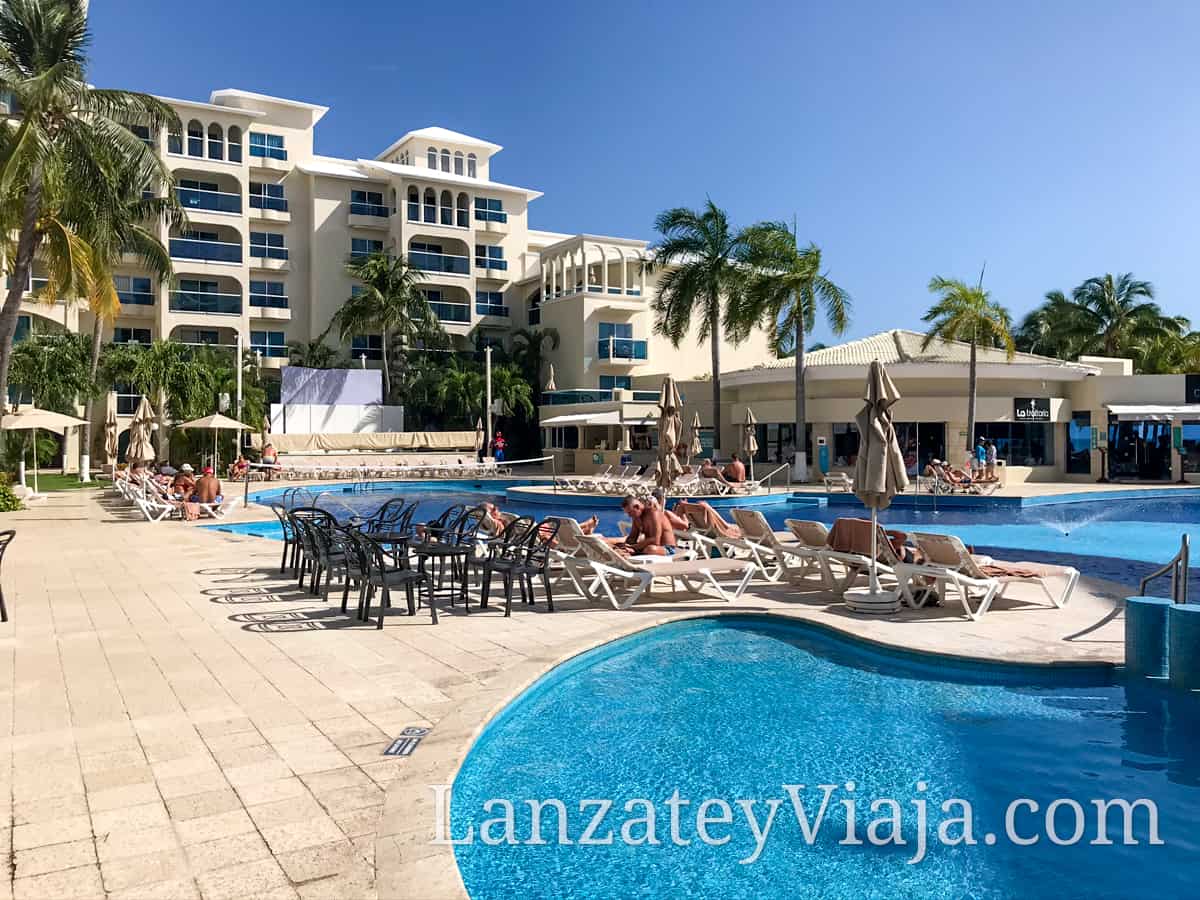 Piscina y vista al Hotel Occidental Costa en Cancun