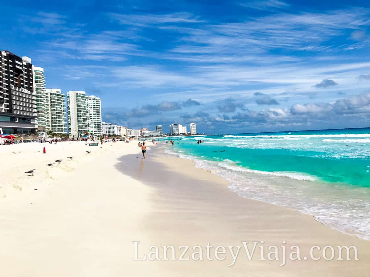 Vista a la orilla de la Playa Chac Mool Cancun