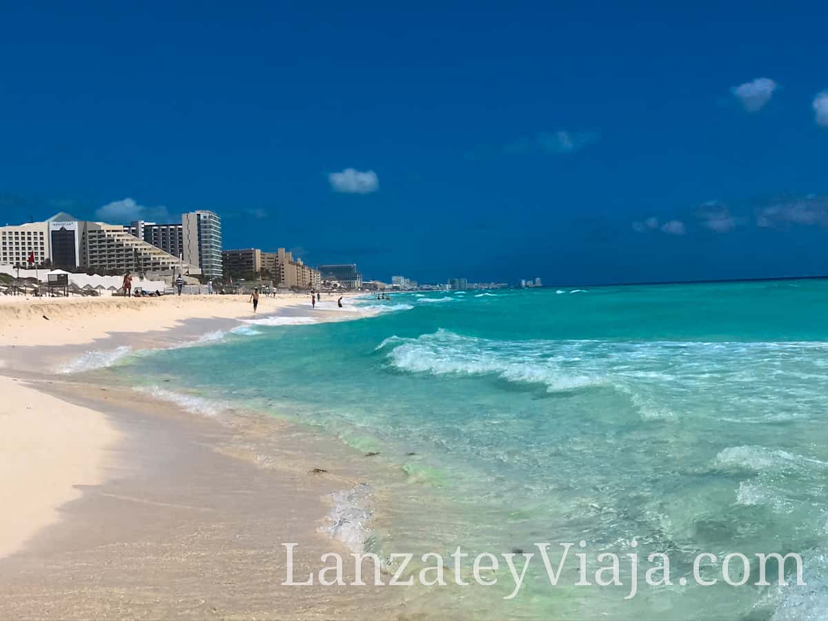 Orilla de Playa Delfines en Cancun