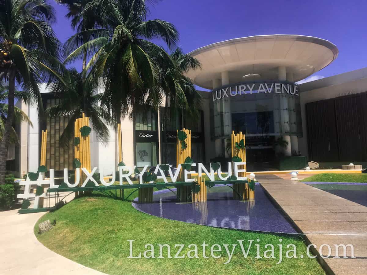 Fachada del #LuxuryAvenue en PLaza Kukulcan Cancun