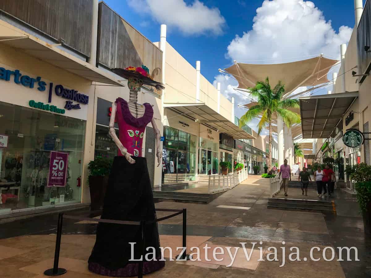 Maniqui y tiendas de Plaza La Isla en Cancun