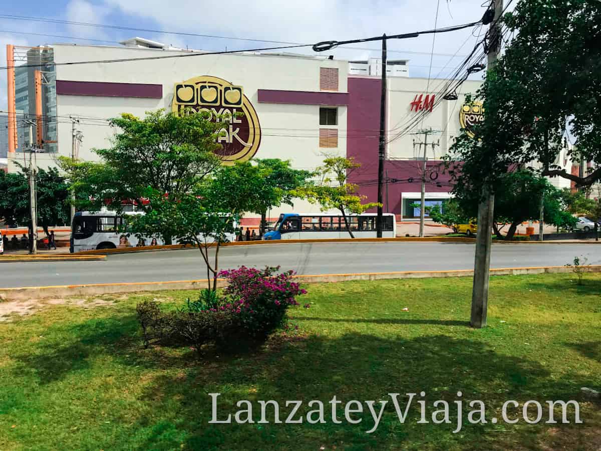 Fachada Plazas Las Americas Cancun vista desde la carretera