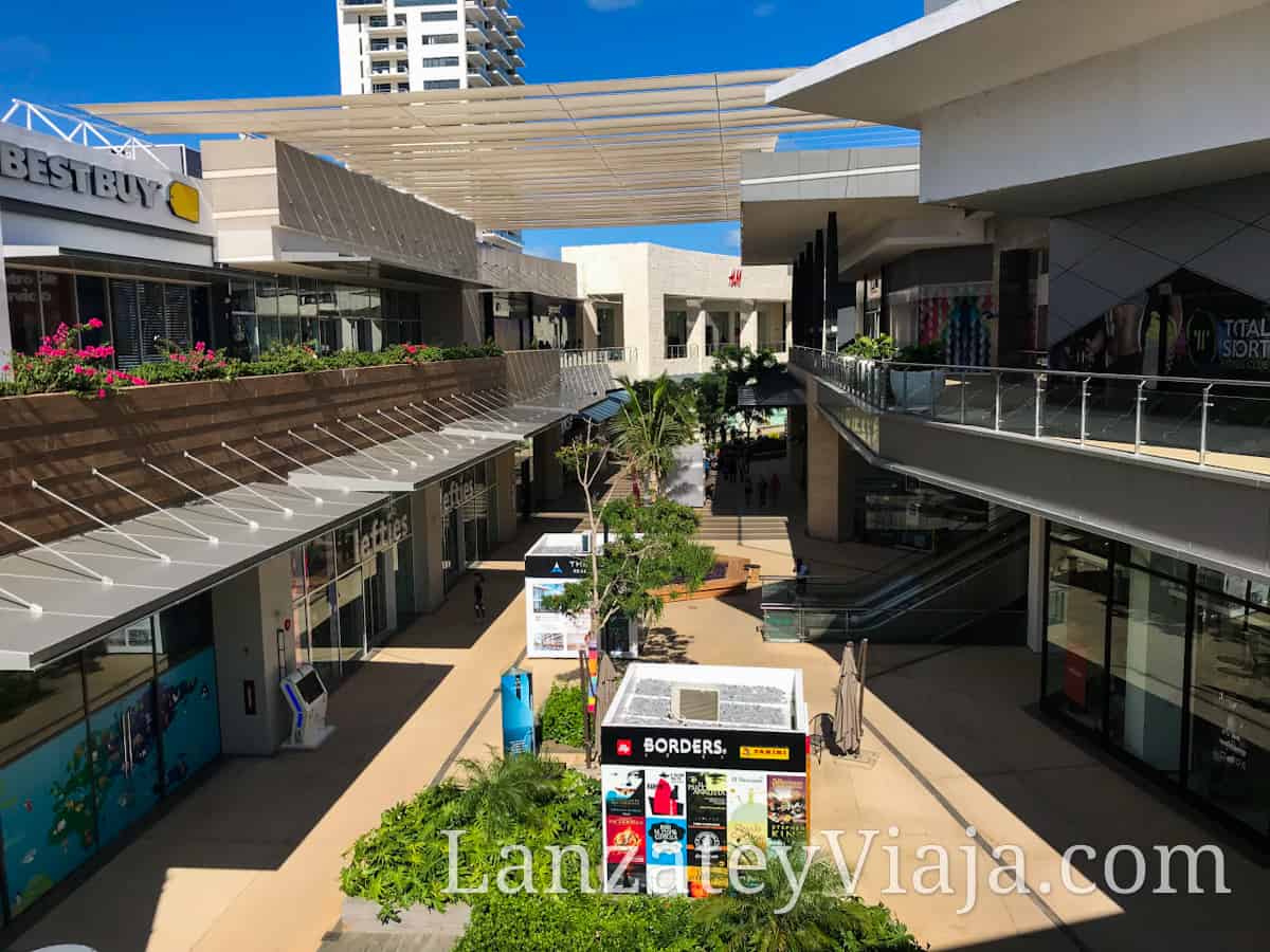 Vista a la Plaza Puerto Cancun desde un pasillo superior