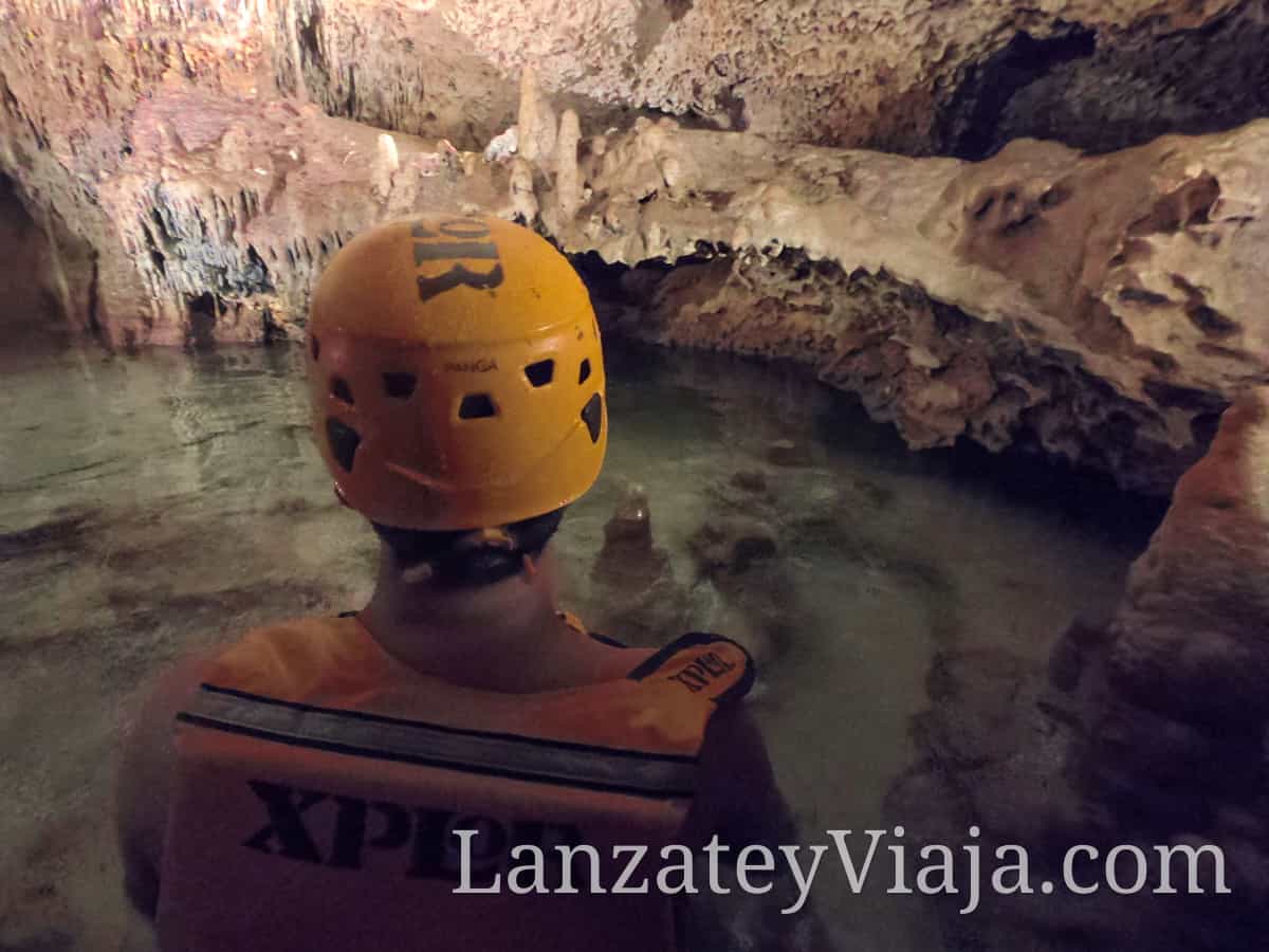 Paseo por las cavernas en el parque Xplor